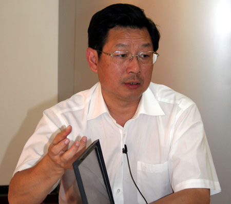 劳动部副部长胡晓义谈城镇居民医保工作