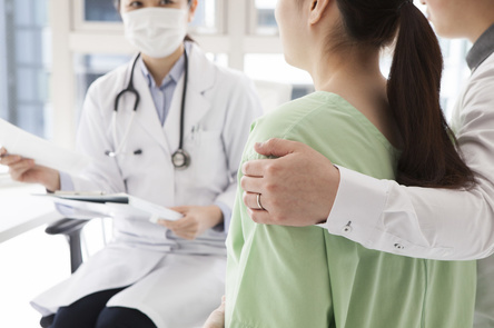 8月男婴腹中冒出3根缝纫针 经两次手术取出(图) 8月男婴腹中冒出3根缝纫针 经两次手术取出(图)