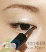 化妆师的隐形眼线化妆攻略