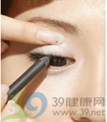 化妆师的隐形眼线化妆攻略 化妆师的隐形眼线化妆攻略