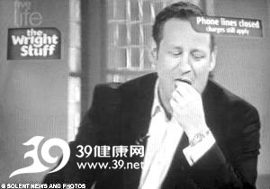 英议员电视秀中亲身试“壮阳药”选民目瞪口呆 英议员电视秀中亲身试“壮阳药”选民目瞪口呆