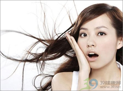 干燥秋天 怎么给你的头发喝水? 干燥秋天 怎么给你的头发喝水?