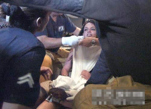 布兰妮大喊大叫要自杀 被警车送至医疗中心