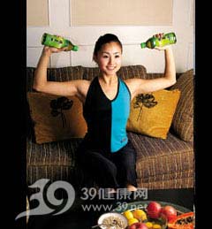 五分钟沙发操 打造轻盈玉臂 五分钟沙发操 打造轻盈玉臂