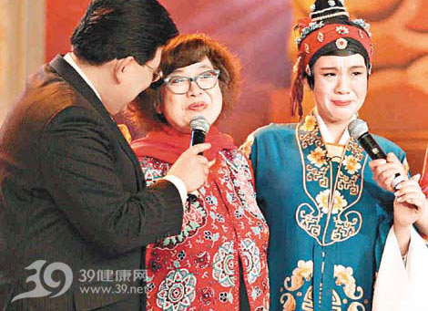 母女心连心欣宜小心照顾病中的肥姐07年台庆,肥姐最后一次出现在舞台