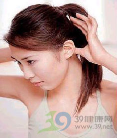 3套瘦脸操 变瓜子脸美女