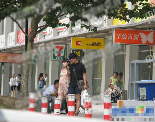 佟大为当24孝老公 大热天陪大肚关悦买东西 佟大为当24孝老公 大热天陪大肚关悦买东西