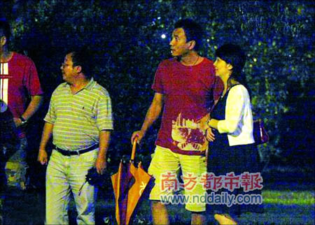胡军妻子再怀孕 腹部高隆大概已经有七个月 胡军妻子再怀孕 腹部高隆大概已经有七个月