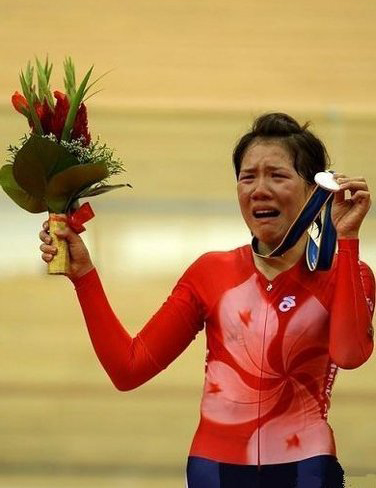 中国香港选手骨裂仍带伤摘银 登领奖台痛哭 中国香港选手骨裂仍带伤摘银 登领奖台痛哭