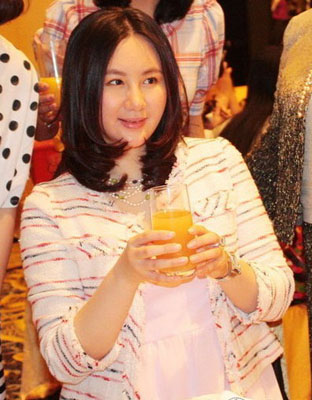 孟瑶为儿子摆满月酒 产子后身材显臃肿 孟瑶为儿子摆满月酒 产子后身材显臃肿
