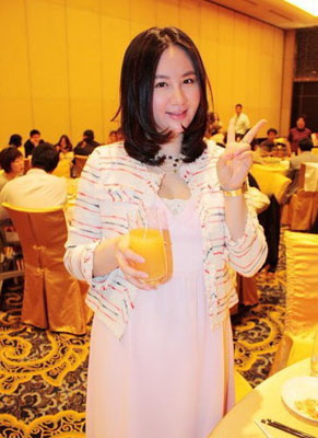 孟瑶为儿子摆满月酒 产子后身材显臃肿 孟瑶为儿子摆满月酒 产子后身材显臃肿