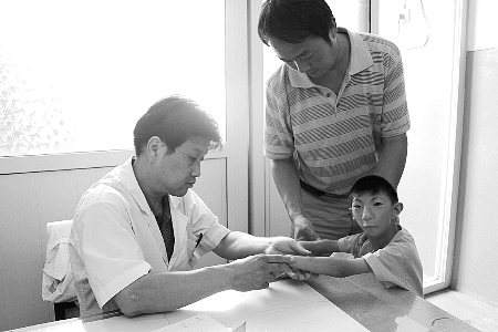 9岁男孩脑袋仅有拳头大 其他部位正常(图) 9岁男孩脑袋仅有拳头大 其他部位正常(图)