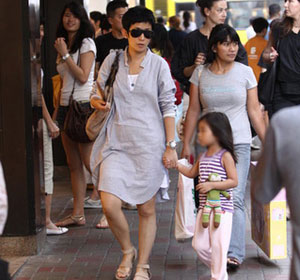 吴君如主妇装逛街 暴食泄愤狂长18斤