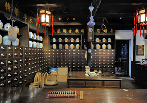 黑新闻:暗访药店 抗生素报上姓名随手可买 黑新闻:暗访药店 抗生素报上姓名随手可买