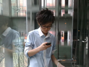 埋头发短信 潜伏心理危机