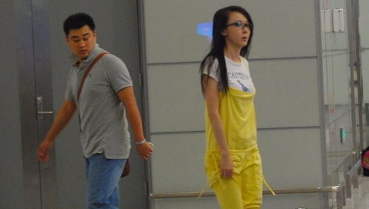 萧蔷穿宽松服遮挡走样身材 吸引路人关注 萧蔷穿宽松服遮挡走样身材 吸引路人关注
