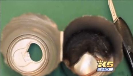 美国小伙喝饮料竟喝出死老鼠 当场呕吐不止 美国小伙喝饮料竟喝出死老鼠 当场呕吐不止