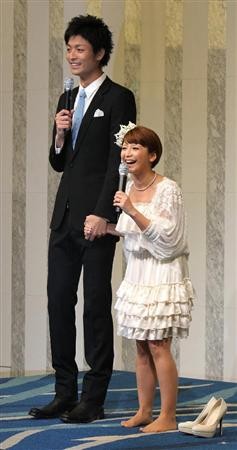 日本“凹凸恋人”喜结良缘 2人身高差半米(图)