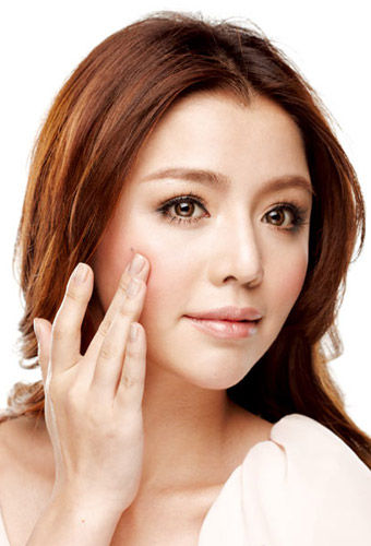 人气美女示范3种腮红画法 好气色“刷”出来 人气美女示范3种腮红画法 好气色“刷”出来