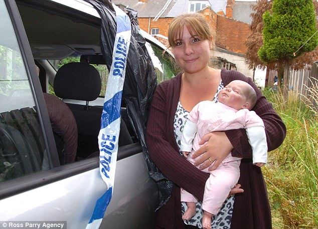 英国警方误把仿真娃娃当婴儿 打破车窗施救闹笑话 英国警方误把仿真娃娃当婴儿 打破车窗施救闹笑话