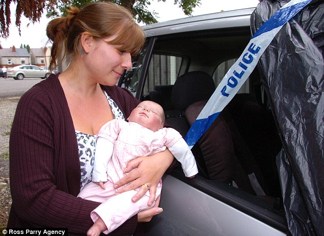 英国警方误把仿真娃娃当婴儿 打破车窗施救闹笑话 英国警方误把仿真娃娃当婴儿 打破车窗施救闹笑话