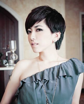 快女刘忻化身职场“女强人”谈护肤