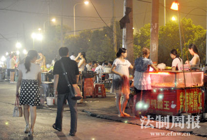 暗访鸭霸王生产黑作坊:用违规添加剂“日落黄” 暗访鸭霸王生产黑作坊:用违规添加剂“日落黄”
