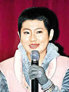 Selina手指膝盖没法弯 未婚夫哽咽称婚戒恐难戴 Selina手指膝盖没法弯 未婚夫哽咽称婚戒恐难戴