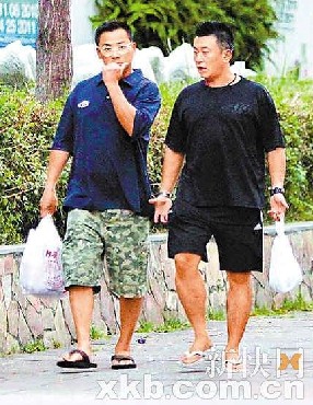 台湾艺人江宏恩当街男男激吻 吓到过路行人