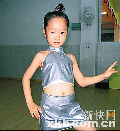 八岁女孩患上罕见“石化病” 父亲誓言绝不放弃 八岁女孩患上罕见“石化病” 父亲誓言绝不放弃
