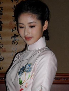 颖儿的旗袍造型,盘起的头发,棕色的烟熏眼妆,配着玫瑰红的唇膏,这个