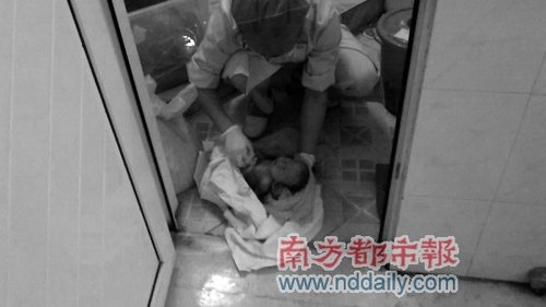 南海红会医院活婴当死婴丢厕所 家属查看在动 南海红会医院活婴当死婴丢厕所 家属查看在动