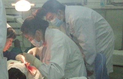 16岁女生被14岁同学砍伤缝140针 16岁女生被14岁同学砍伤缝140针