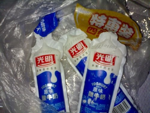 光明酸奶保质期内变臭 厂家承认细菌含量过多 光明酸奶保质期内变臭 厂家承认细菌含量过多