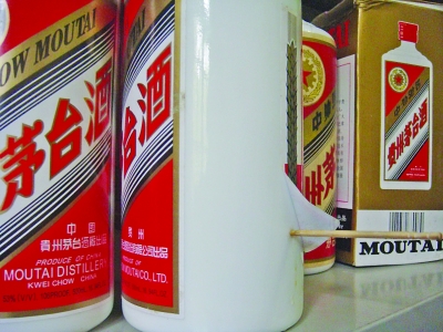 超强假茅台骗倒多位专业品鉴师 酒瓶上钻针孔注假酒 超强假茅台骗倒多位专业品鉴师 酒瓶上钻针孔注假酒