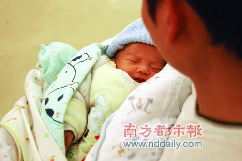 番禺女婴被弃路边 保安警察医生接力救助 番禺女婴被弃路边 保安警察医生接力救助