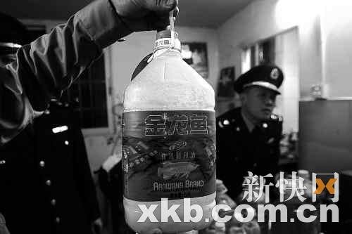 广州商店查获340多瓶疑似地沟油 广州商店查获340多瓶疑似地沟油