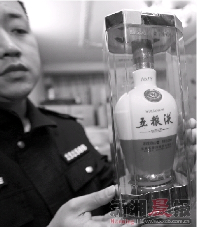 假茅台成本100元卖1.2万 服务员卖空瓶月入800