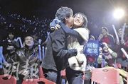 张靓颖不理残废危险 演唱会打止痛针继续劲舞 张靓颖不理残废危险 演唱会打止痛针继续劲舞