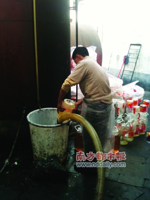 东莞油厂用大豆油加香精调花生油 销往全国恐致不育 东莞油厂用大豆油加香精调花生油 销往全国恐致不育