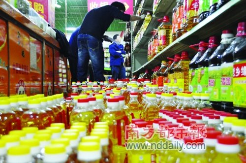 东莞油厂用大豆油加香精调花生油 销往全国恐致不育 东莞油厂用大豆油加香精调花生油 销往全国恐致不育