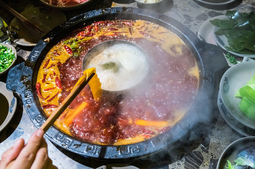 东莞查封记者卧底“黑油”厂 两老板跑路 东莞查封记者卧底“黑油”厂 两老板跑路