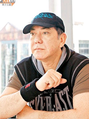 黄秋生母亲瘫痪送院急救 暂停拍戏急返港探母 黄秋生母亲瘫痪送院急救 暂停拍戏急返港探母