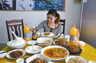 东莞19岁清瘦女能吃三斤米饭150个饺子(图) 东莞19岁清瘦女能吃三斤米饭150个饺子(图)