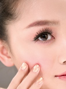 巧用海绵和腮红刷画出莹润苹果肌 巧用海绵和腮红刷画出莹润苹果肌