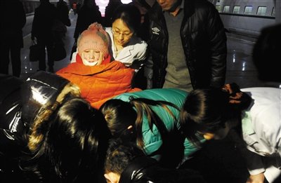 毁容少女周岩进京整容 费用全免_整形