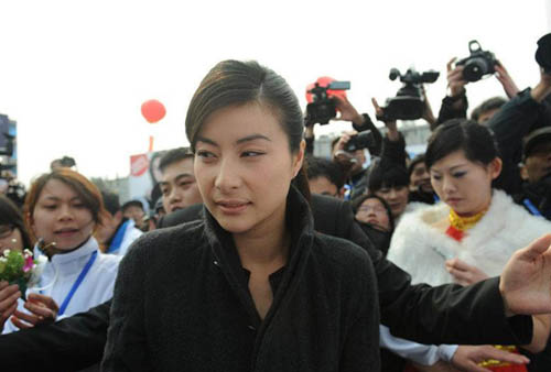 郭晶晶表情僵硬如抽筋 被疑出现整容后遗症_整形