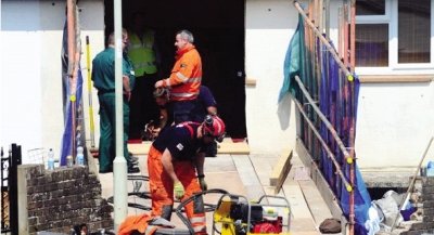 英国400公斤重少女被卡家中 30人拆墙将其救出 英国400公斤重少女被卡家中 30人拆墙将其救出