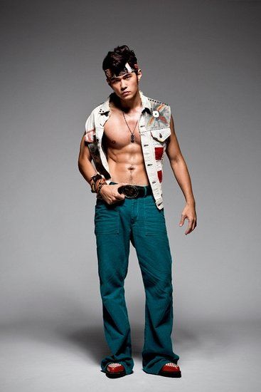 周杰伦肌肉照曝光 展现健身成果（图）_健身