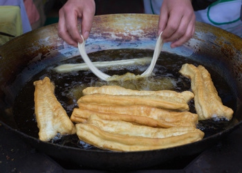 曝光小贩用大便制作臭豆腐全过程！